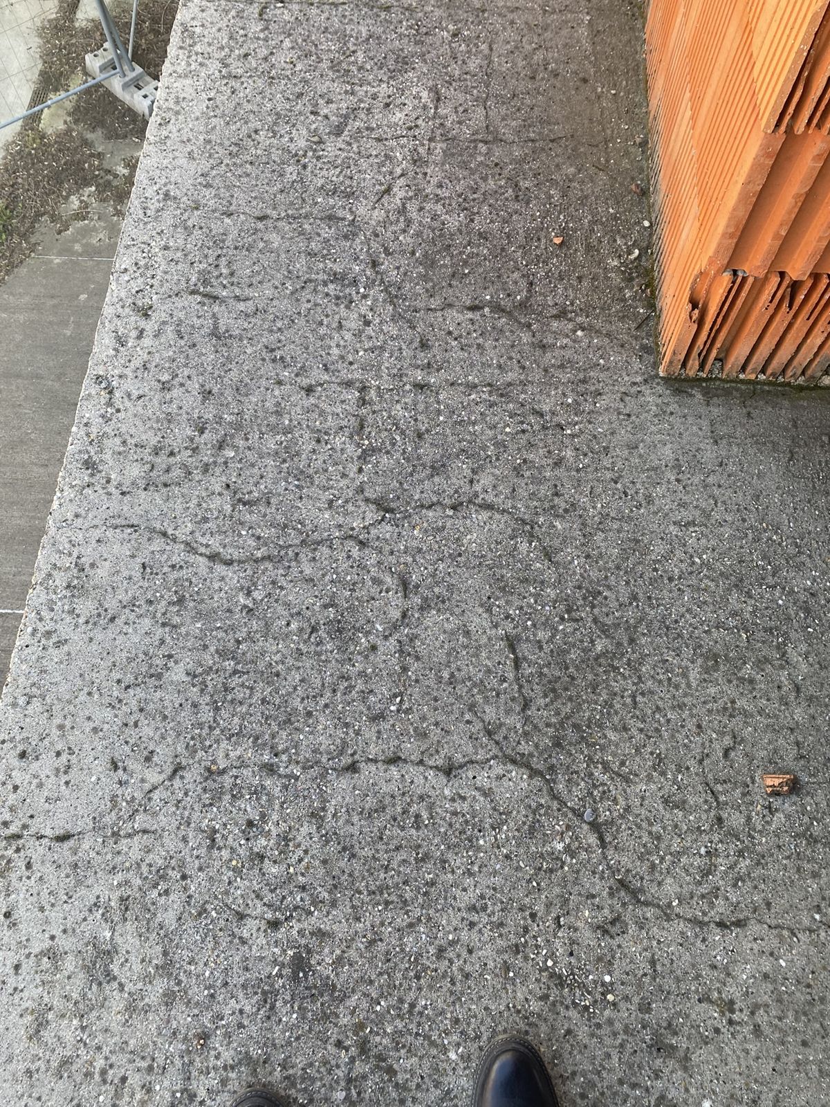 Trhliny v stropnej doske zdokumentované pri obhliadke